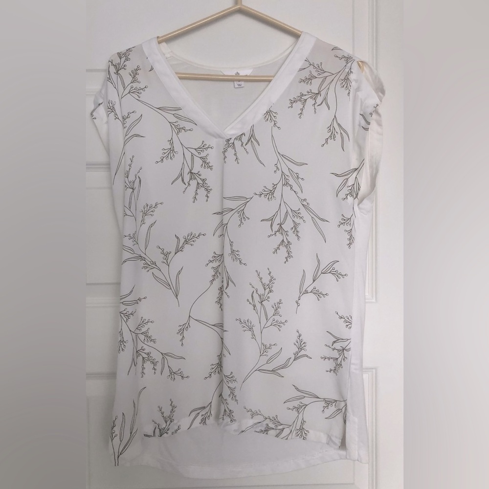 Woven and coton white v-neck t-shirt, size M